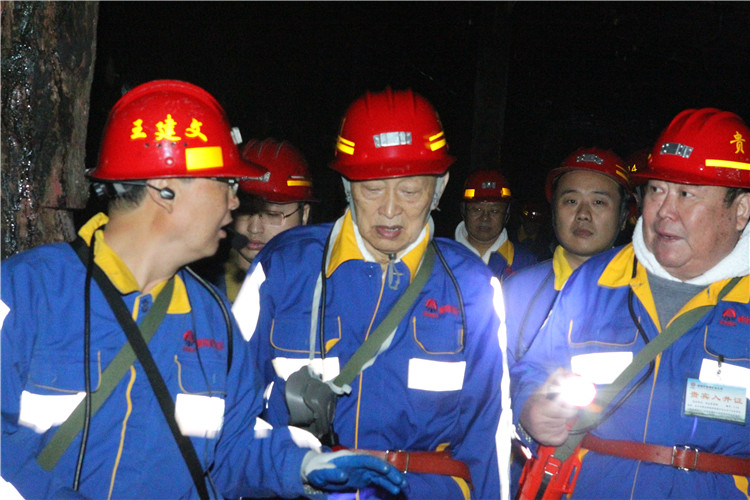 宋院士、張院士一行下井視察工作，聽(tīng)取礦方匯報