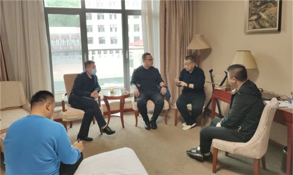山東科技大學(xué)實(shí)用礦山壓力研究中心主任石永奎教授、郝建博士應邀赴龍煤雙鴨山礦業(yè)集團進(jìn)行技術(shù)交流